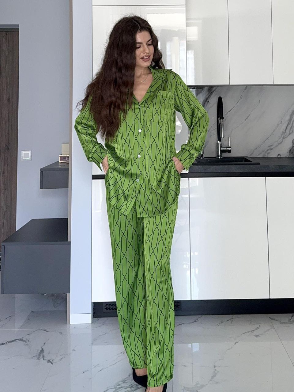 Жіночий шовковий костюм зеленого кольору 34689