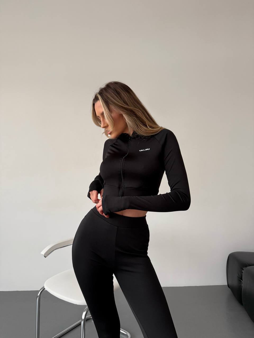 Жіночий спортивний костюм чорного кольору 34118