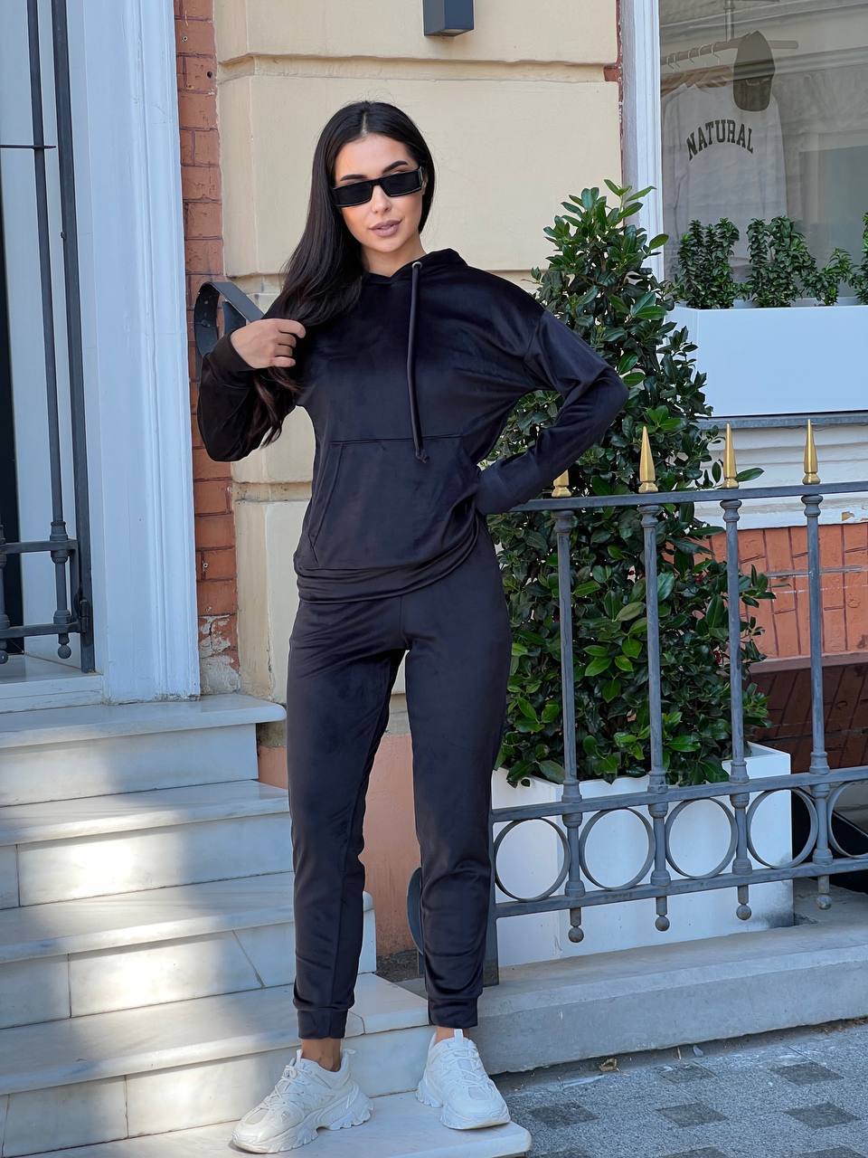 Женский спортивный костюм черного цвета 34154