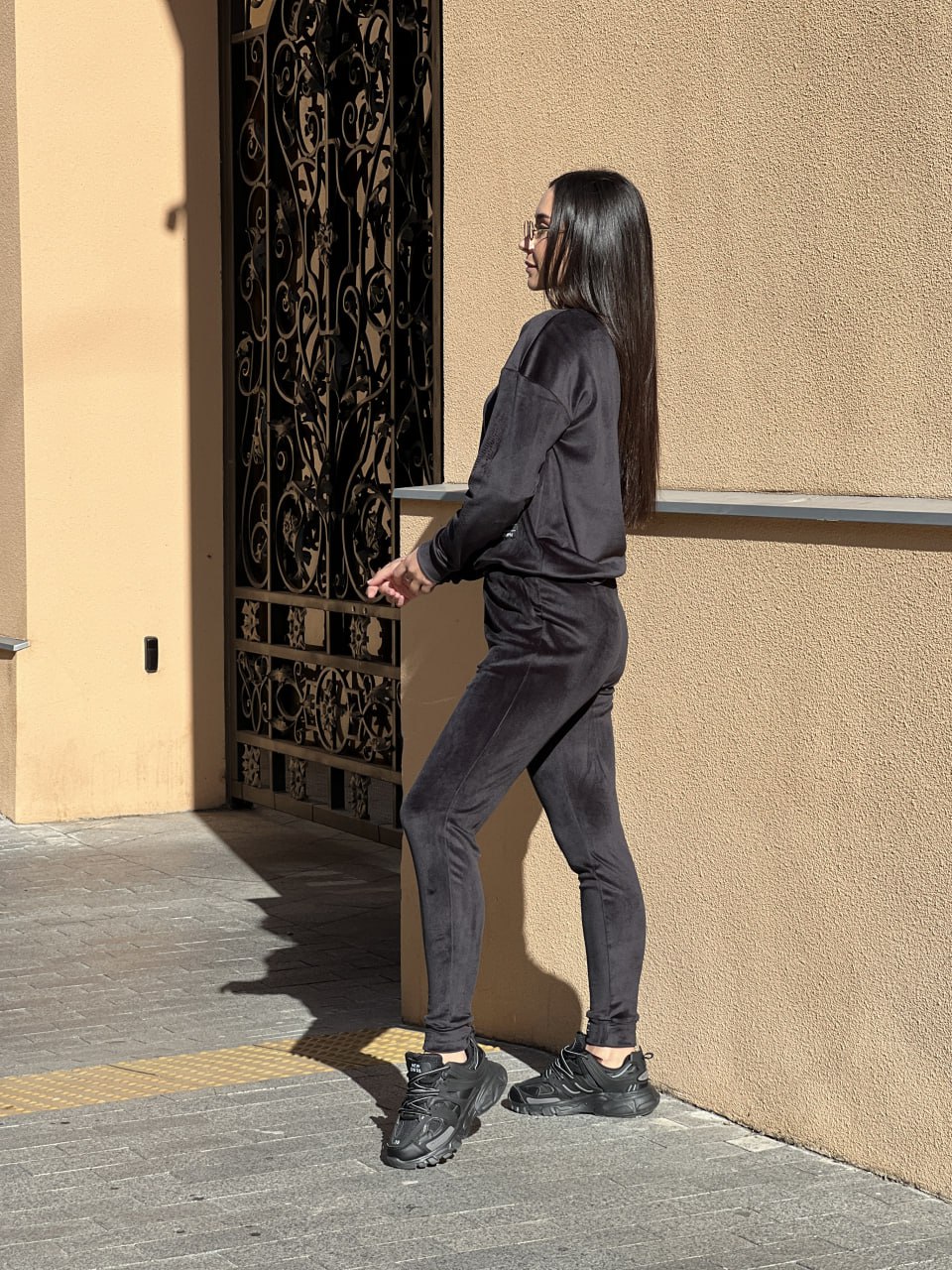 Женский спортивный костюм черного цвета 34437