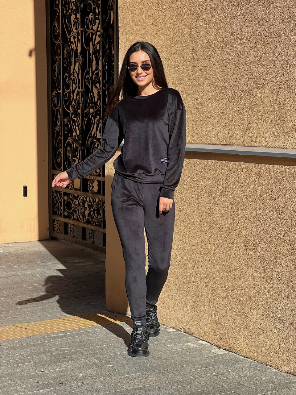 Женский спортивный костюм черного цвета 34437