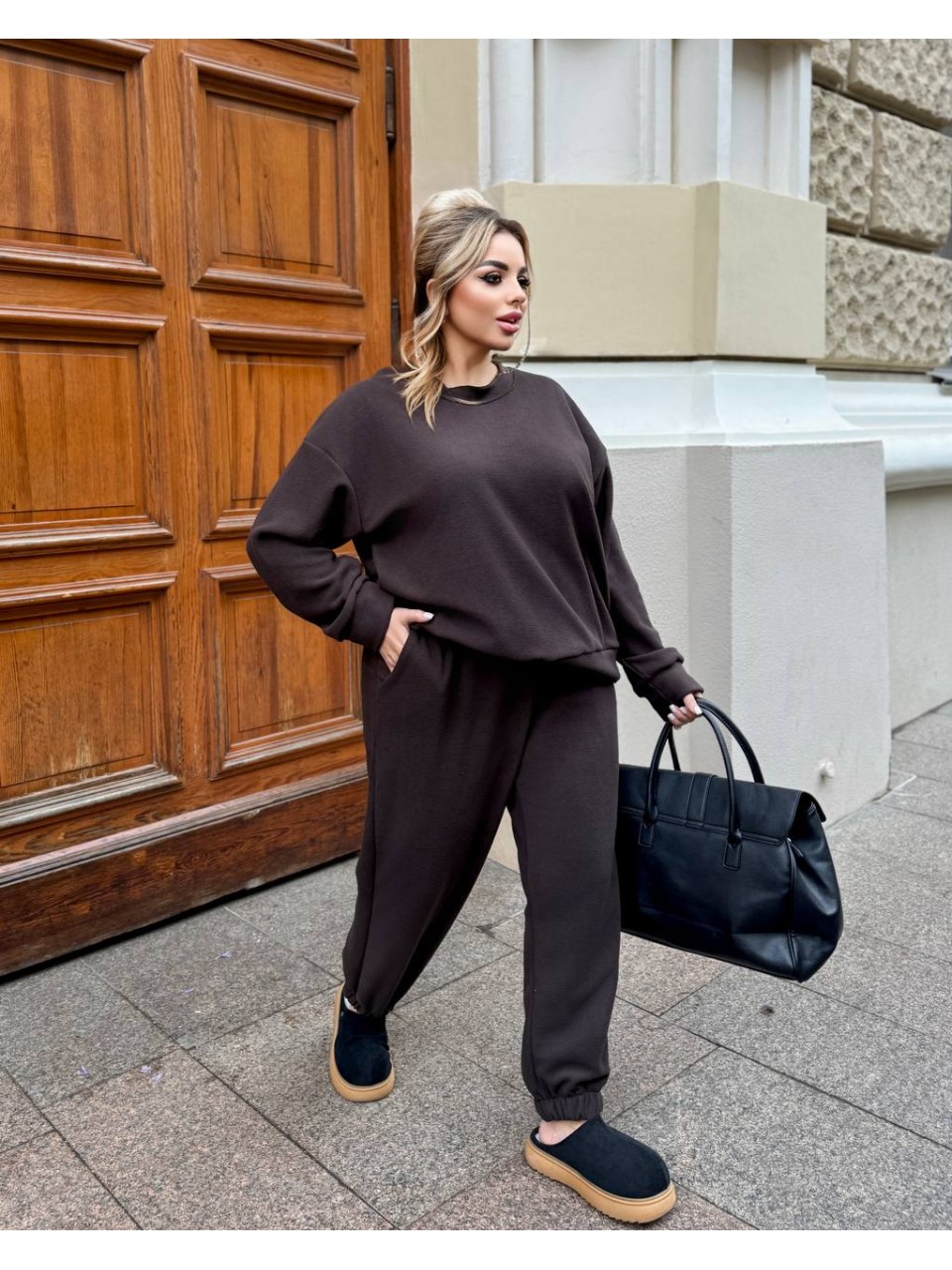 Жіночий спортивний костюм коричневого кольору 34493