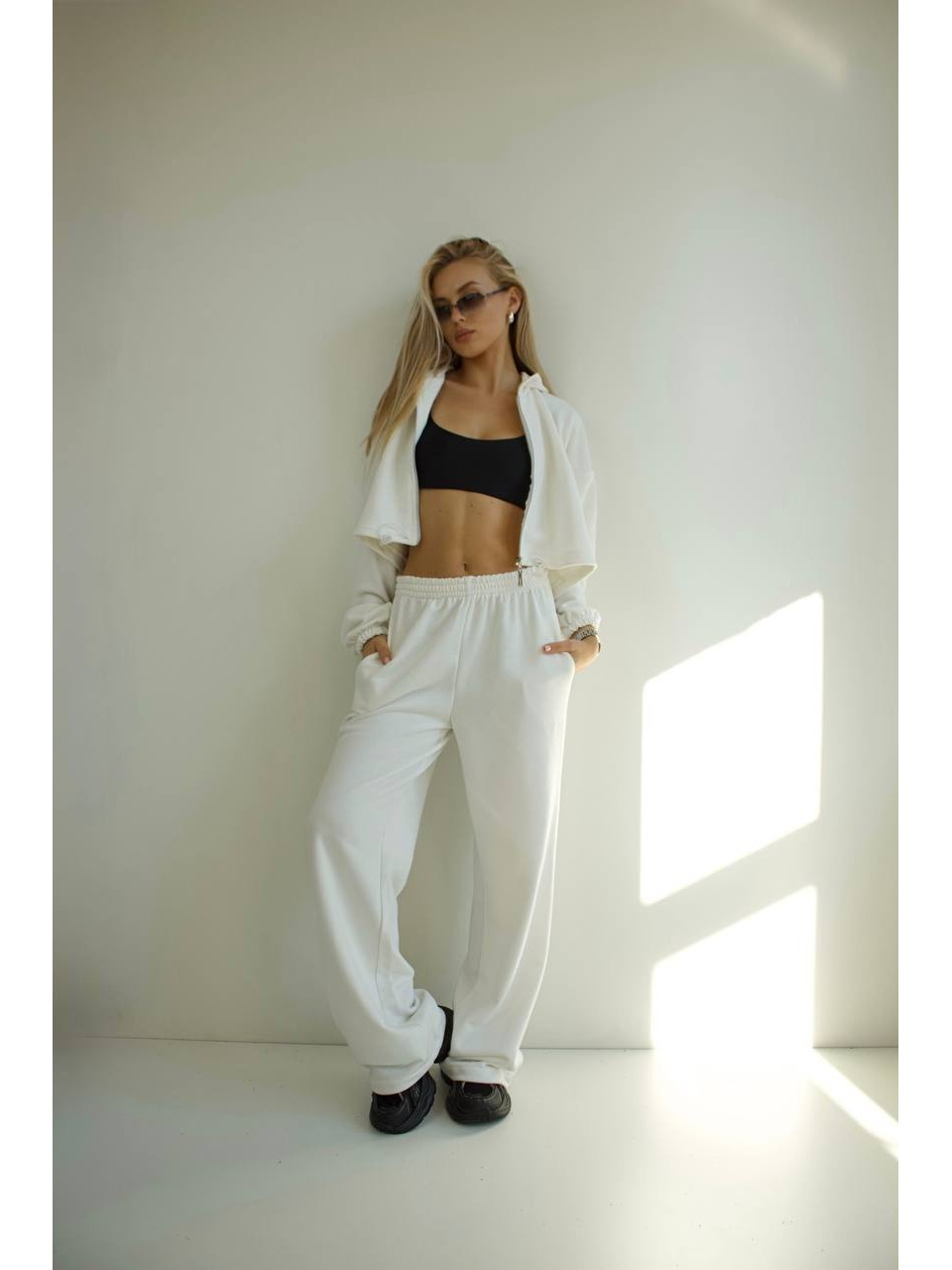 Жіночий спортивний костюм молочного кольору 34677