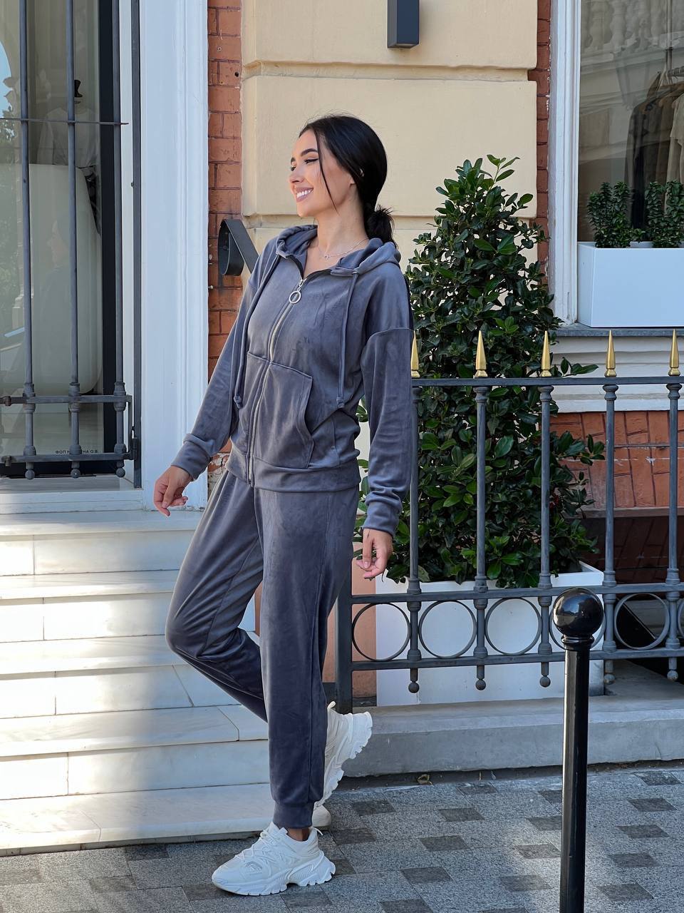 Женский спортивный костюм на молнии графитового цвета 34113