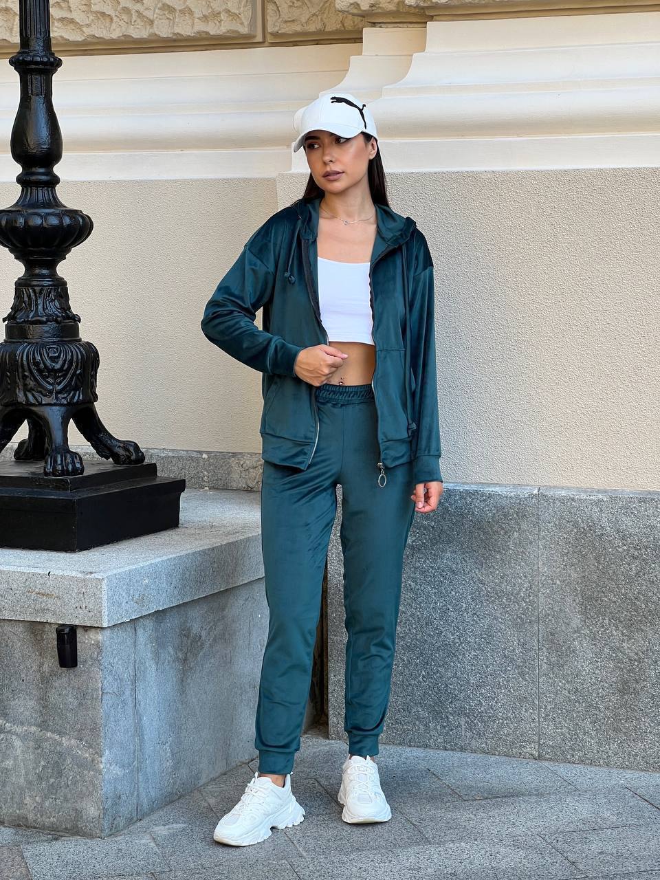 Женский спортивный костюм на молнии изумрудного цвета 34114