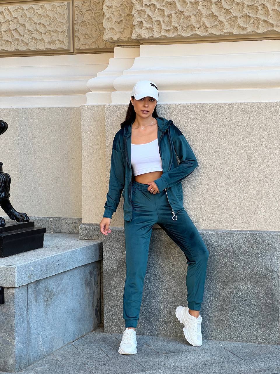 Женский спортивный костюм на молнии изумрудного цвета 34114