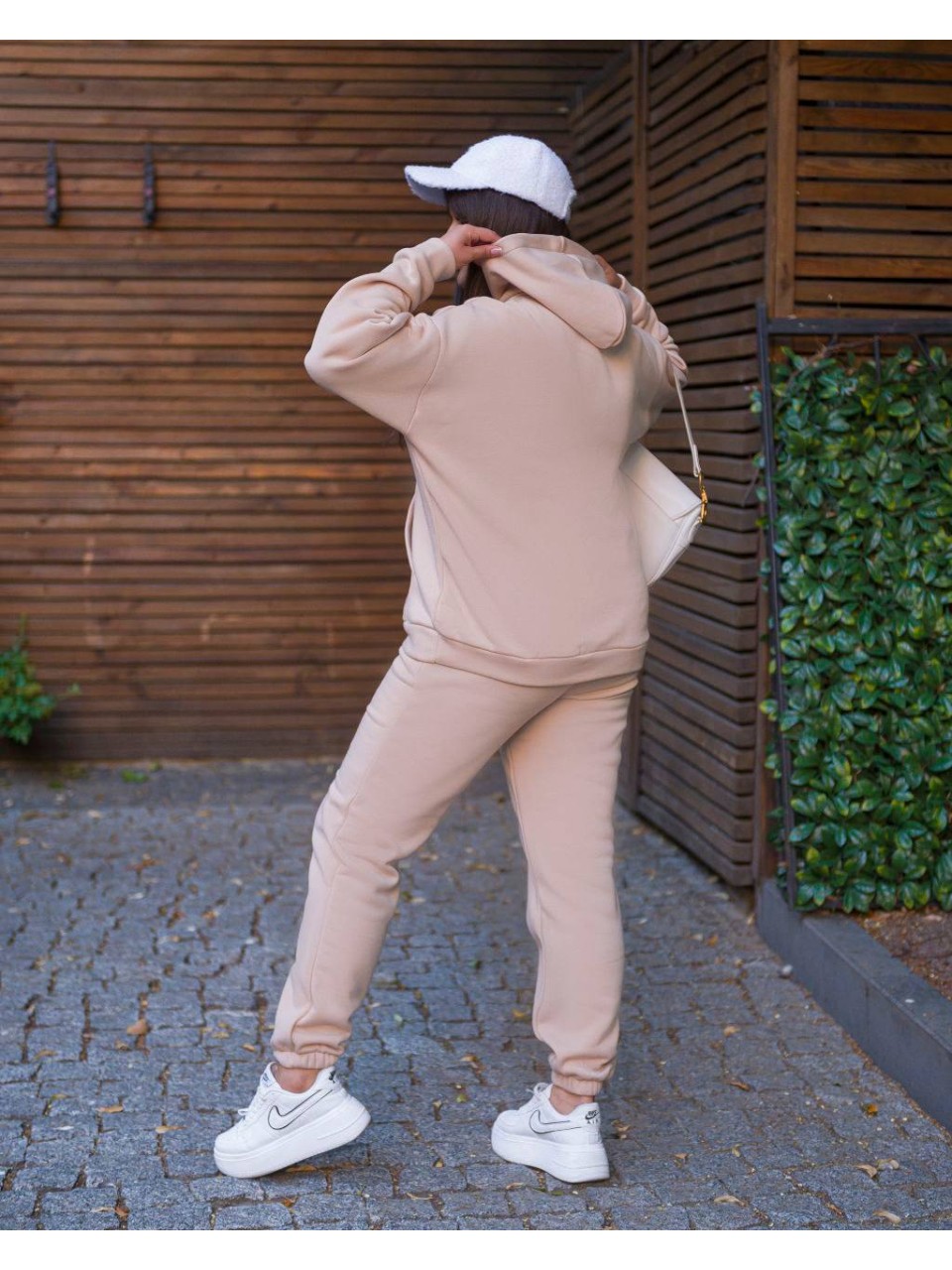 Женский спортивный костюм на флисе бежевого цвета 34195