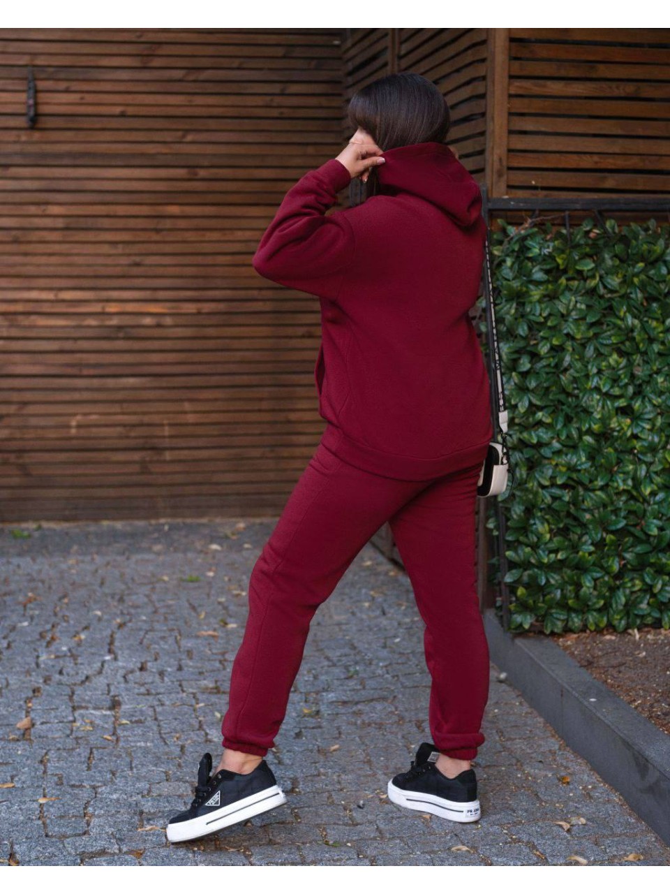 Женский спортивный костюм на флисе бордового цвета 34193