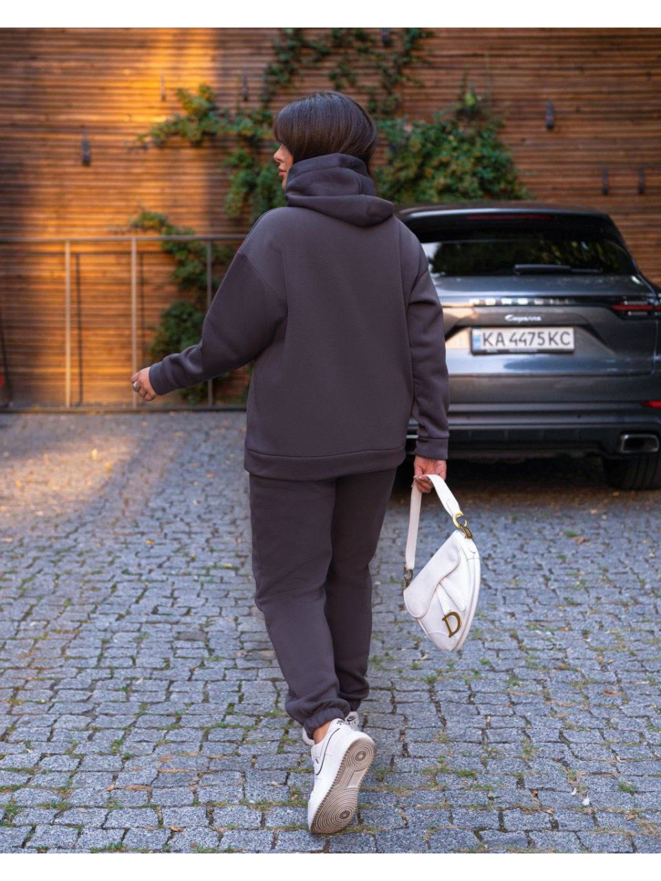 Жіночий спортивний костюм на флiсi графiтового кольору 34196