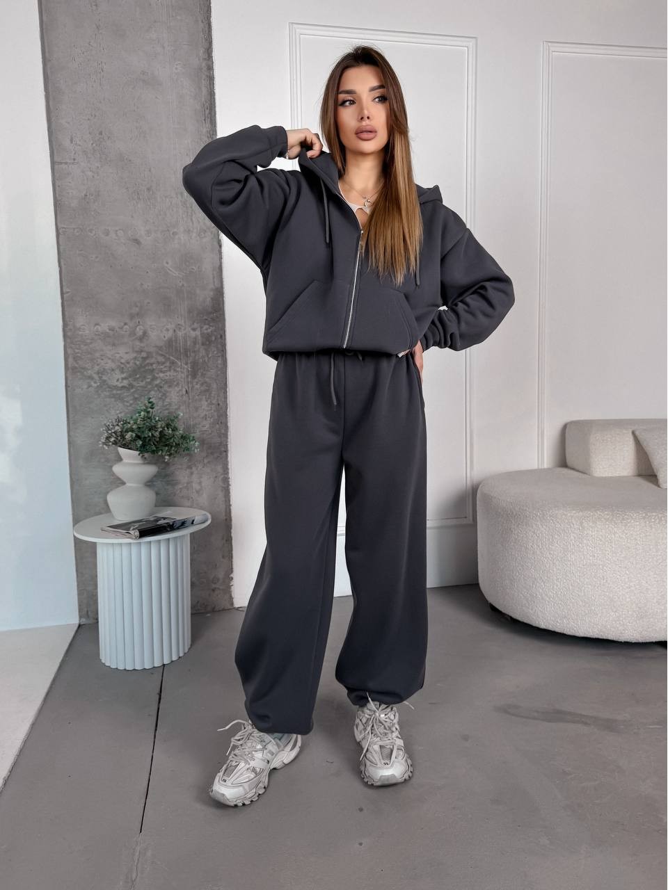 Жіночий спортивний костюм на флісi графiтового кольору 35751