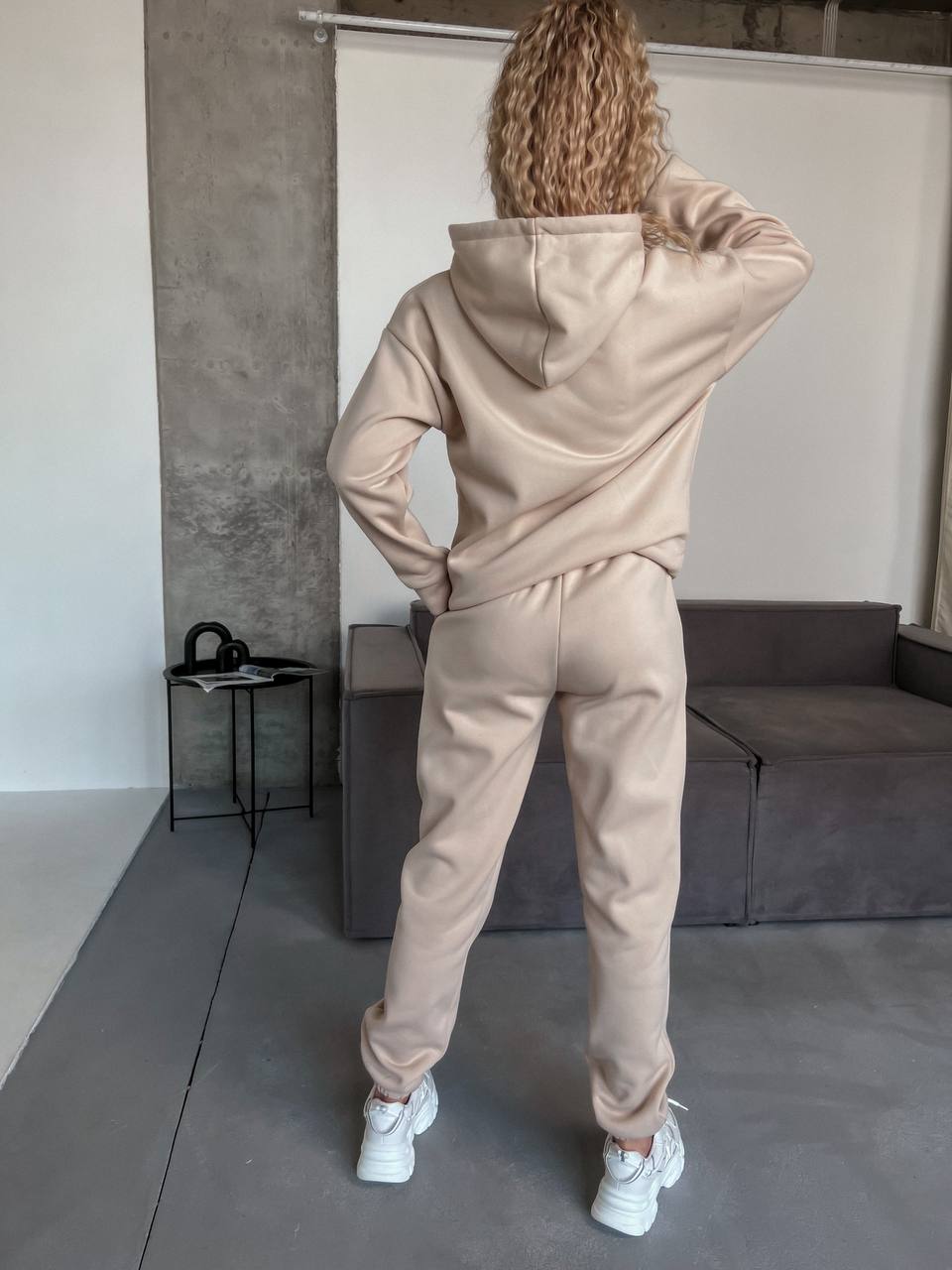 Женский спортивный костюм флисе с капюшоном бежевого цвета 35769