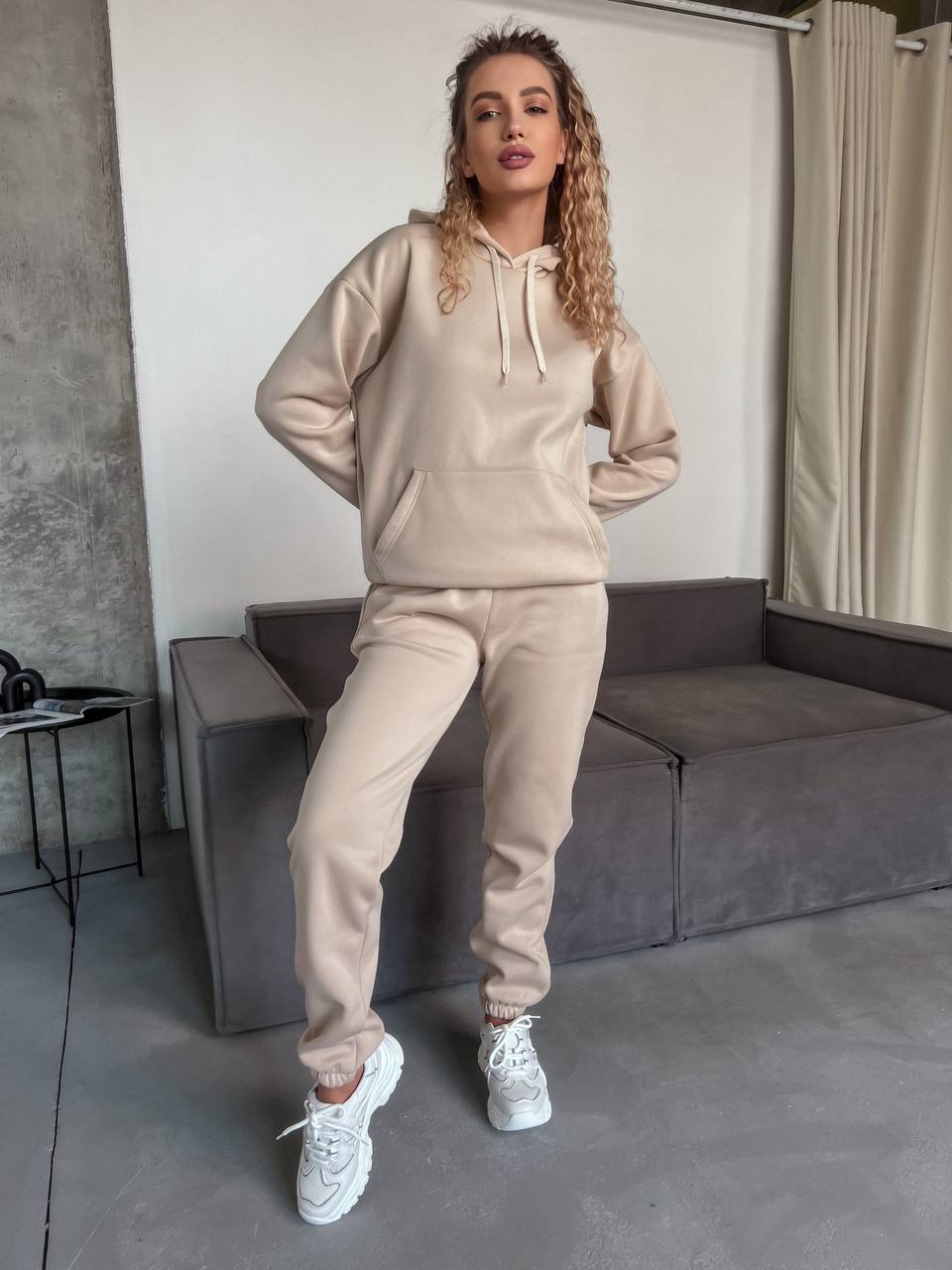Женский спортивный костюм флисе с капюшоном бежевого цвета 35769