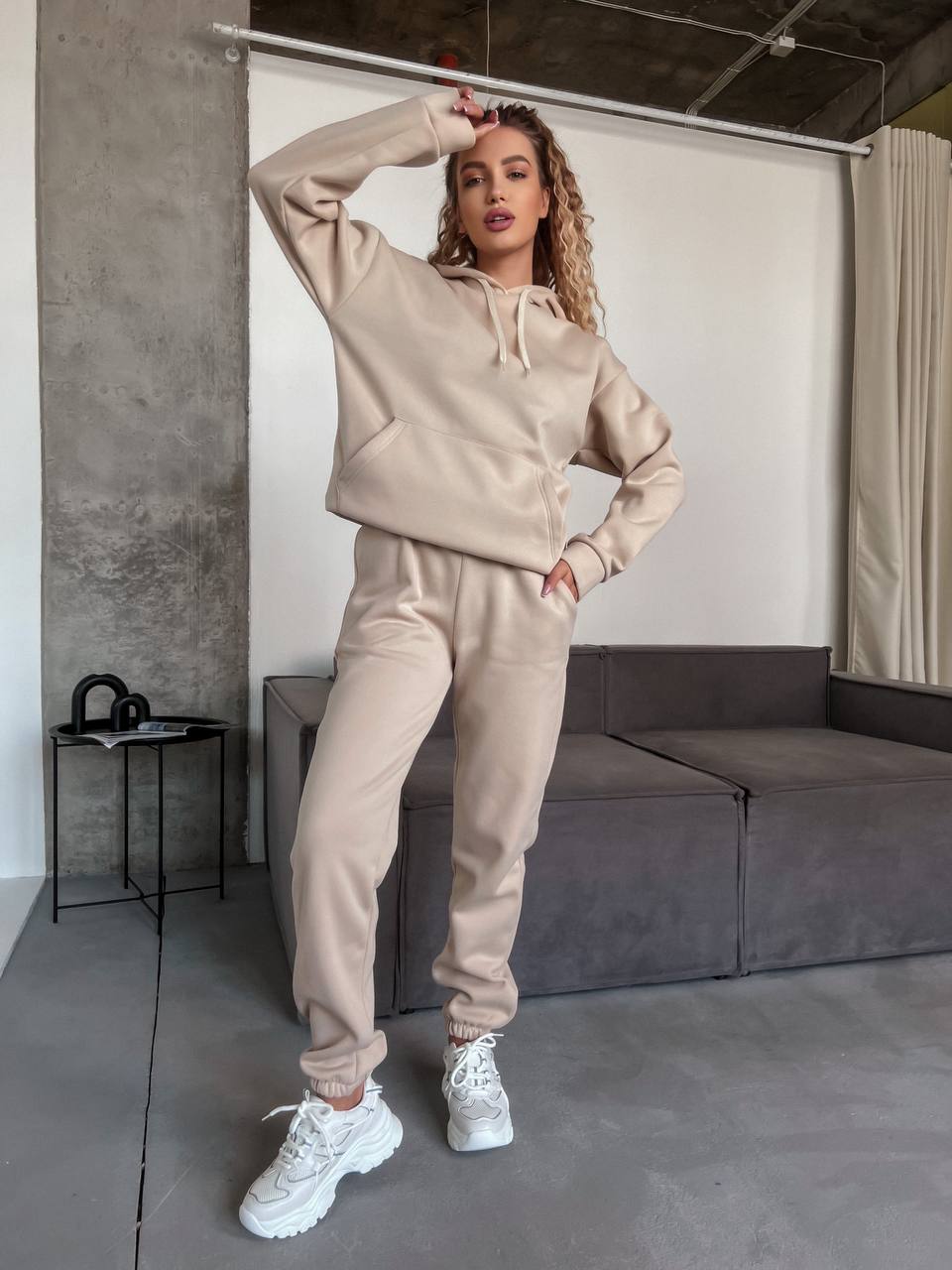 Женский спортивный костюм флисе с капюшоном бежевого цвета 35769