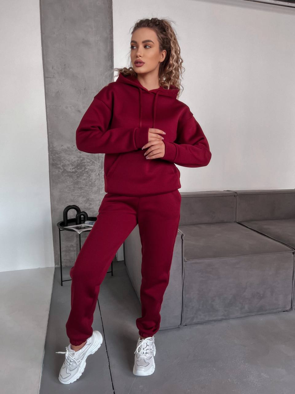 Жіночий спортивний костюм на флісi з капюшоном бордового кольору 35765