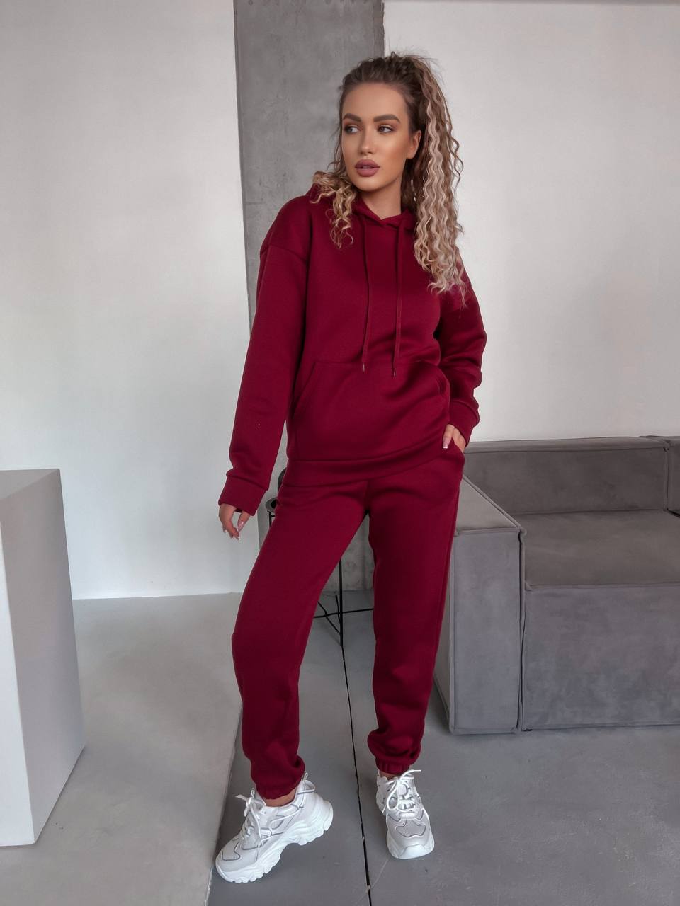 Жіночий спортивний костюм на флісi з капюшоном бордового кольору 35765