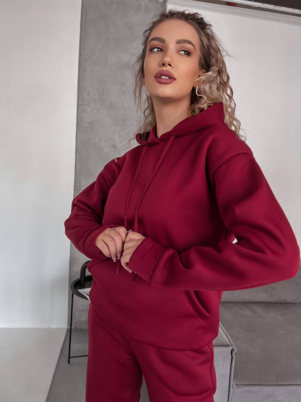 Жіночий спортивний костюм на флісi з капюшоном бордового кольору 35765