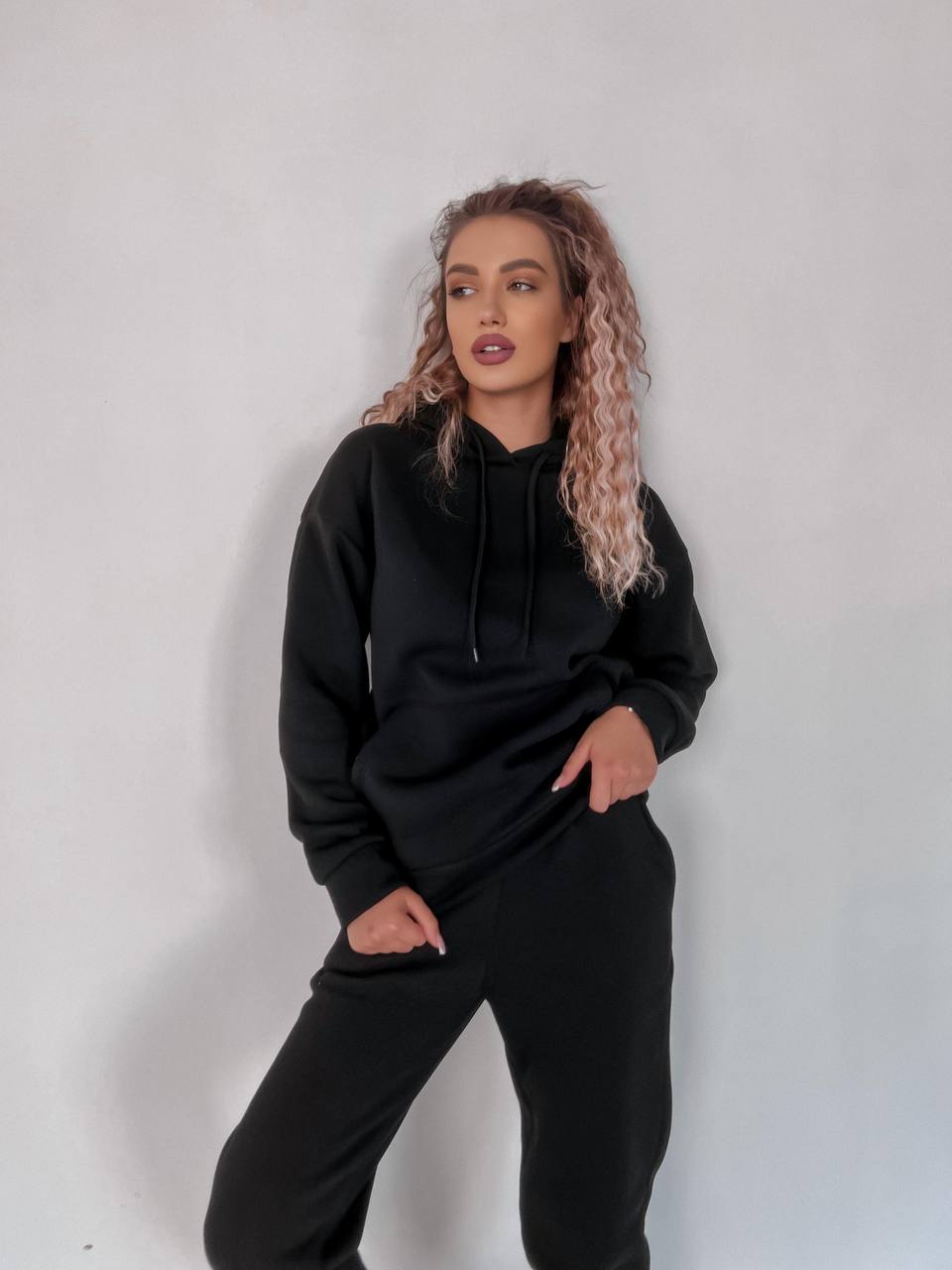 Женский спортивный костюм флисе с капюшоном черного цвета 35761