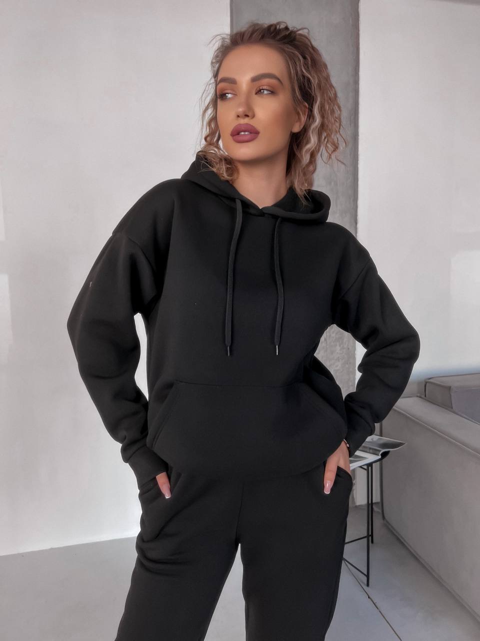 Женский спортивный костюм флисе с капюшоном черного цвета 35761