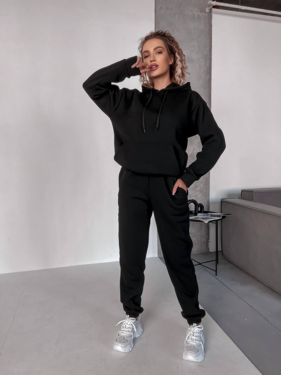 Женский спортивный костюм флисе с капюшоном черного цвета 35761