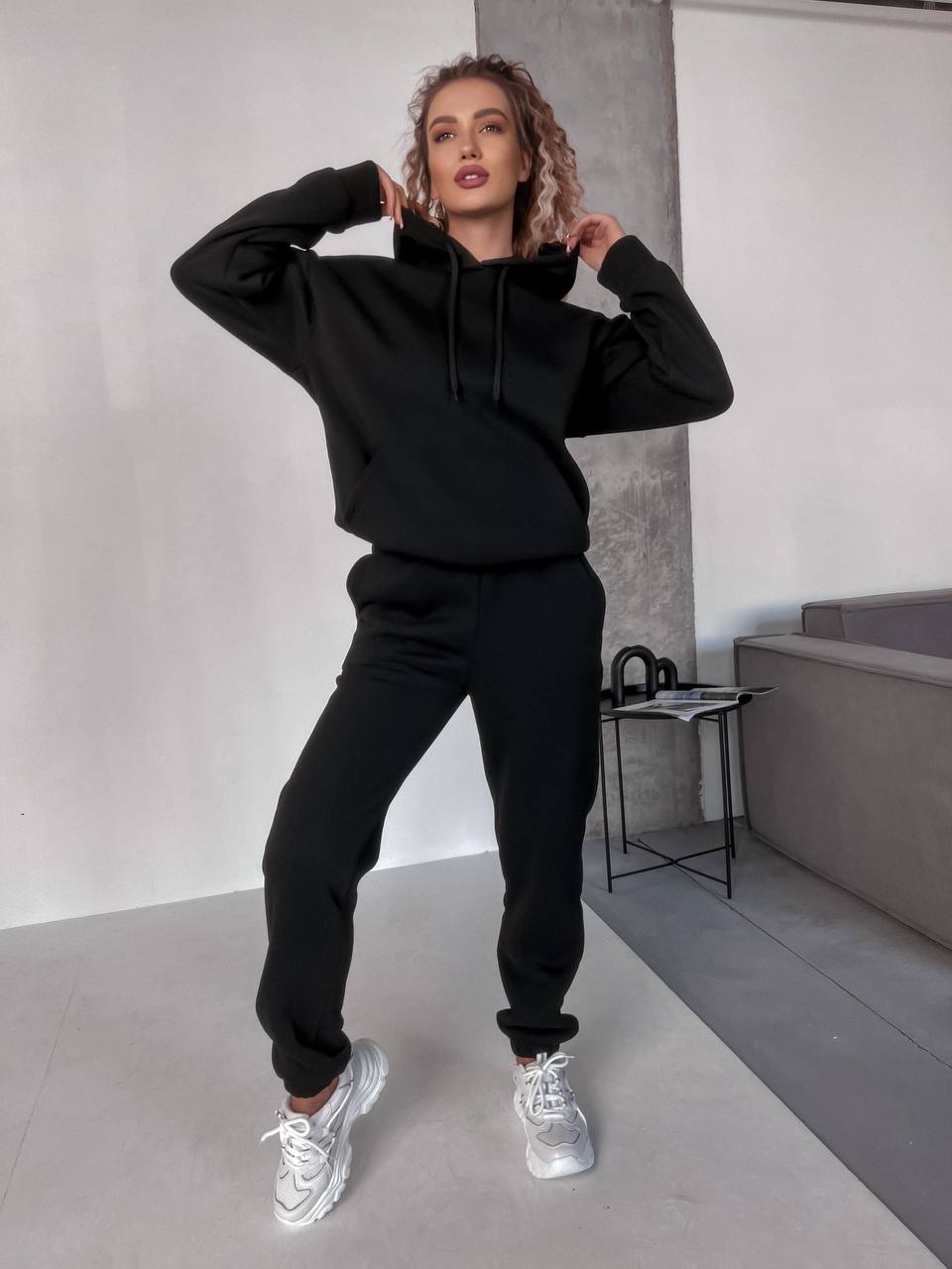 Женский спортивный костюм флисе с капюшоном черного цвета 35761