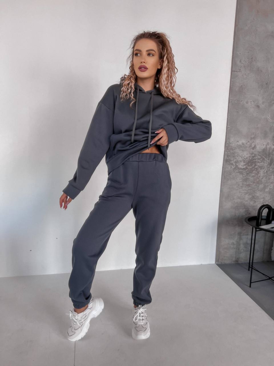 Женский спортивный костюм флисе с капюшоном графитового цвета 35762
