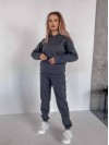 Женский спортивный костюм флисе с капюшоном графитового цвета 35762