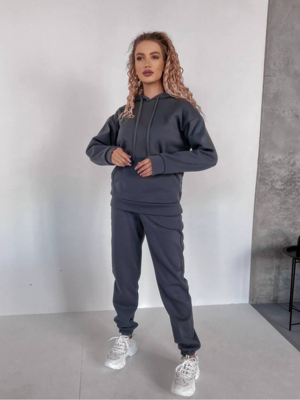 Женский спортивный костюм флисе с капюшоном графитового цвета 35762
