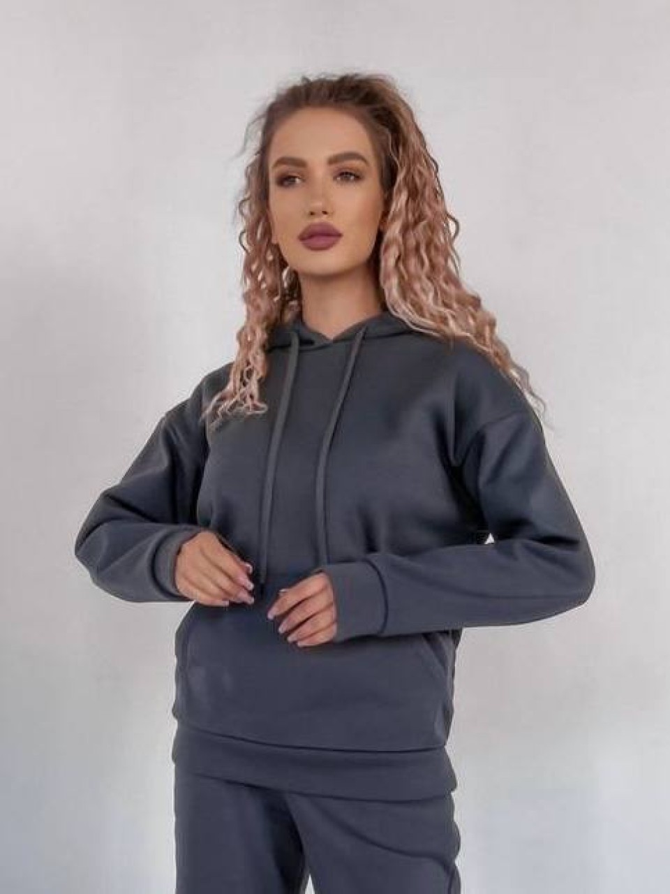 Женский спортивный костюм флисе с капюшоном графитового цвета 35762