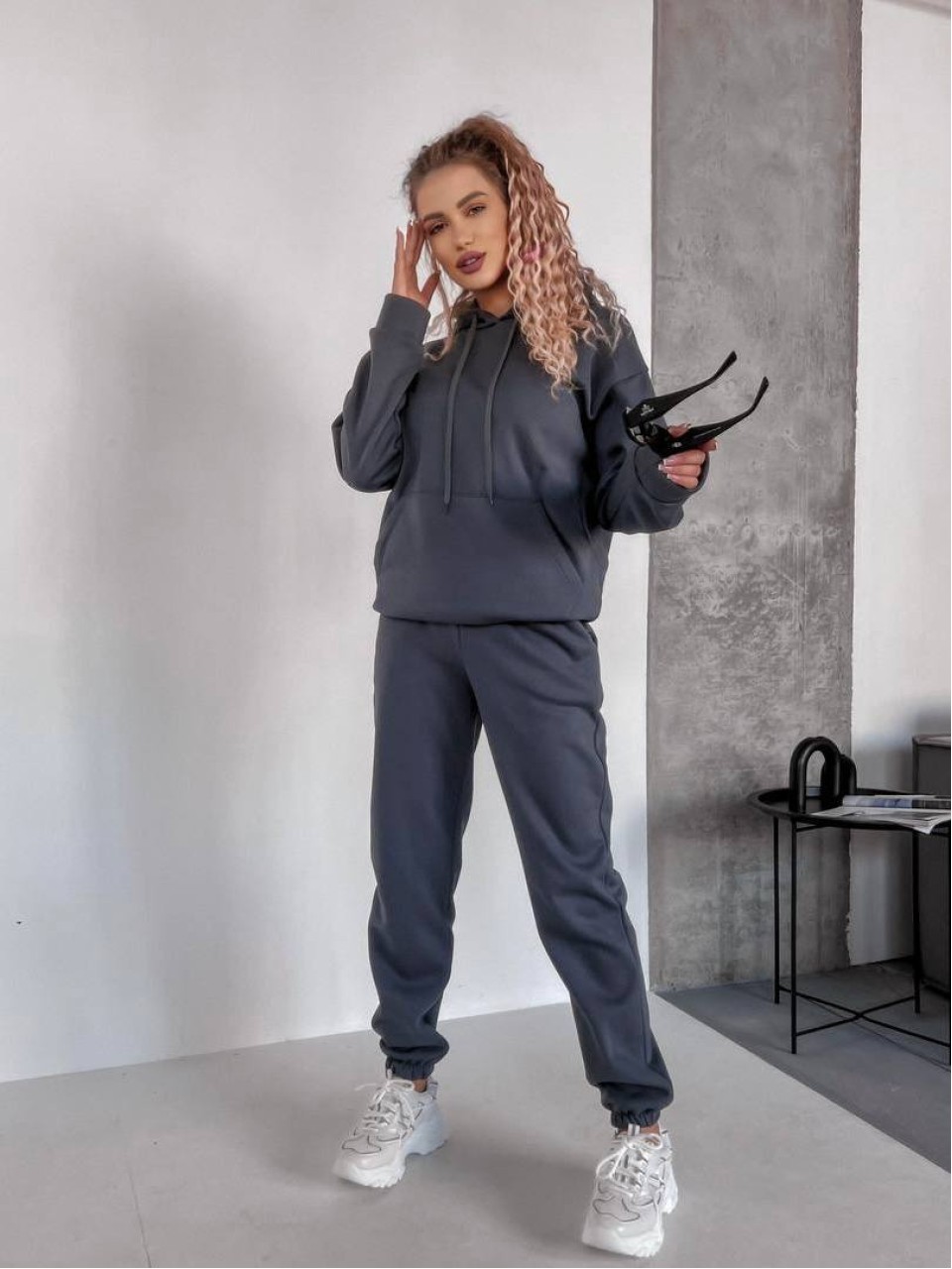 Женский спортивный костюм флисе с капюшоном графитового цвета 35762