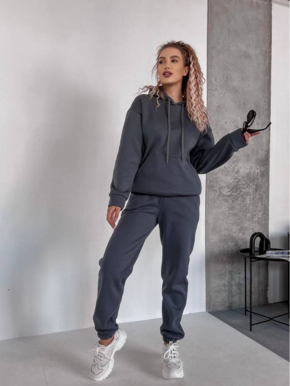 Женский спортивный костюм флисе с капюшоном графитового цвета 35762
