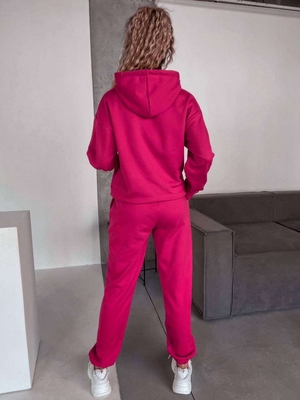 Жіночий спортивний костюм на флісi з капюшоном малинового кольору 35760