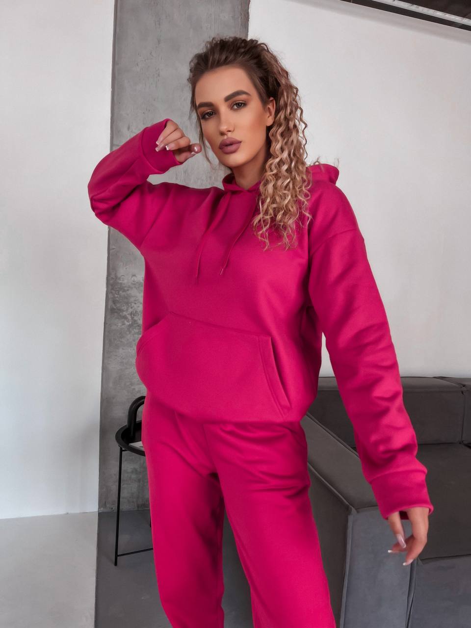 Жіночий спортивний костюм на флісi з капюшоном малинового кольору 35760