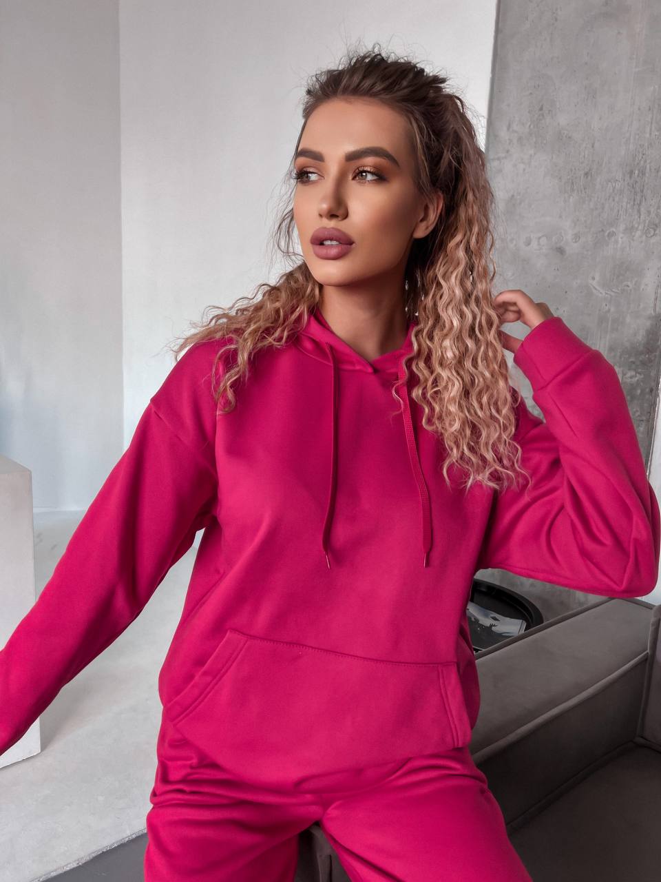 Жіночий спортивний костюм на флісi з капюшоном малинового кольору 35760