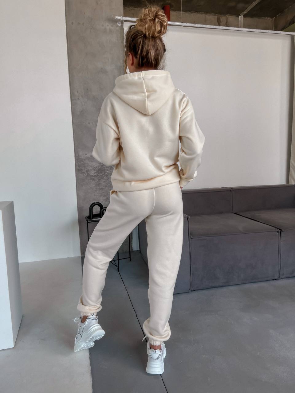 Жіночий спортивний костюм на флісi з капюшоном молочного кольору 35770