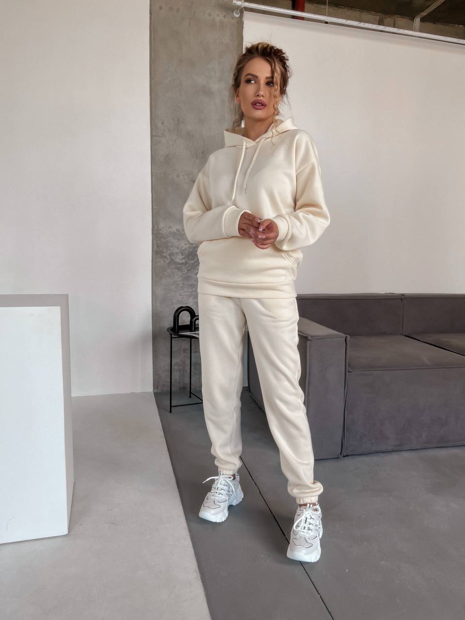 Жіночий спортивний костюм на флісi з капюшоном молочного кольору 35770