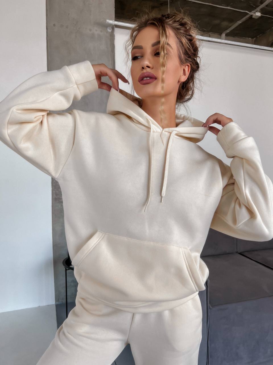 Жіночий спортивний костюм на флісi з капюшоном молочного кольору 35770