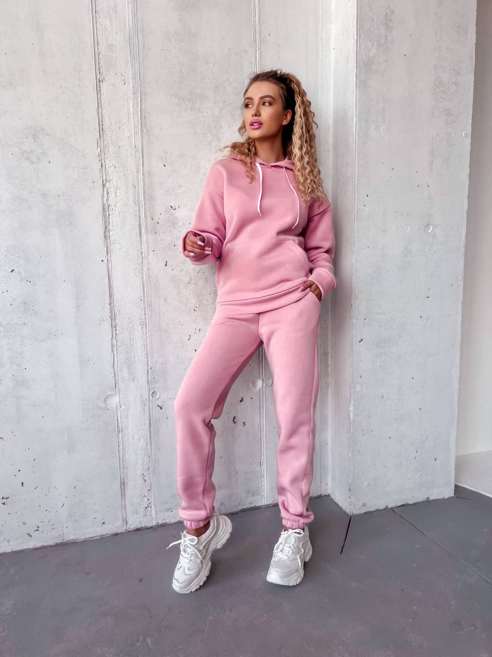Жіночий спортивний костюм на флісi з капюшоном рожевого кольору 35766