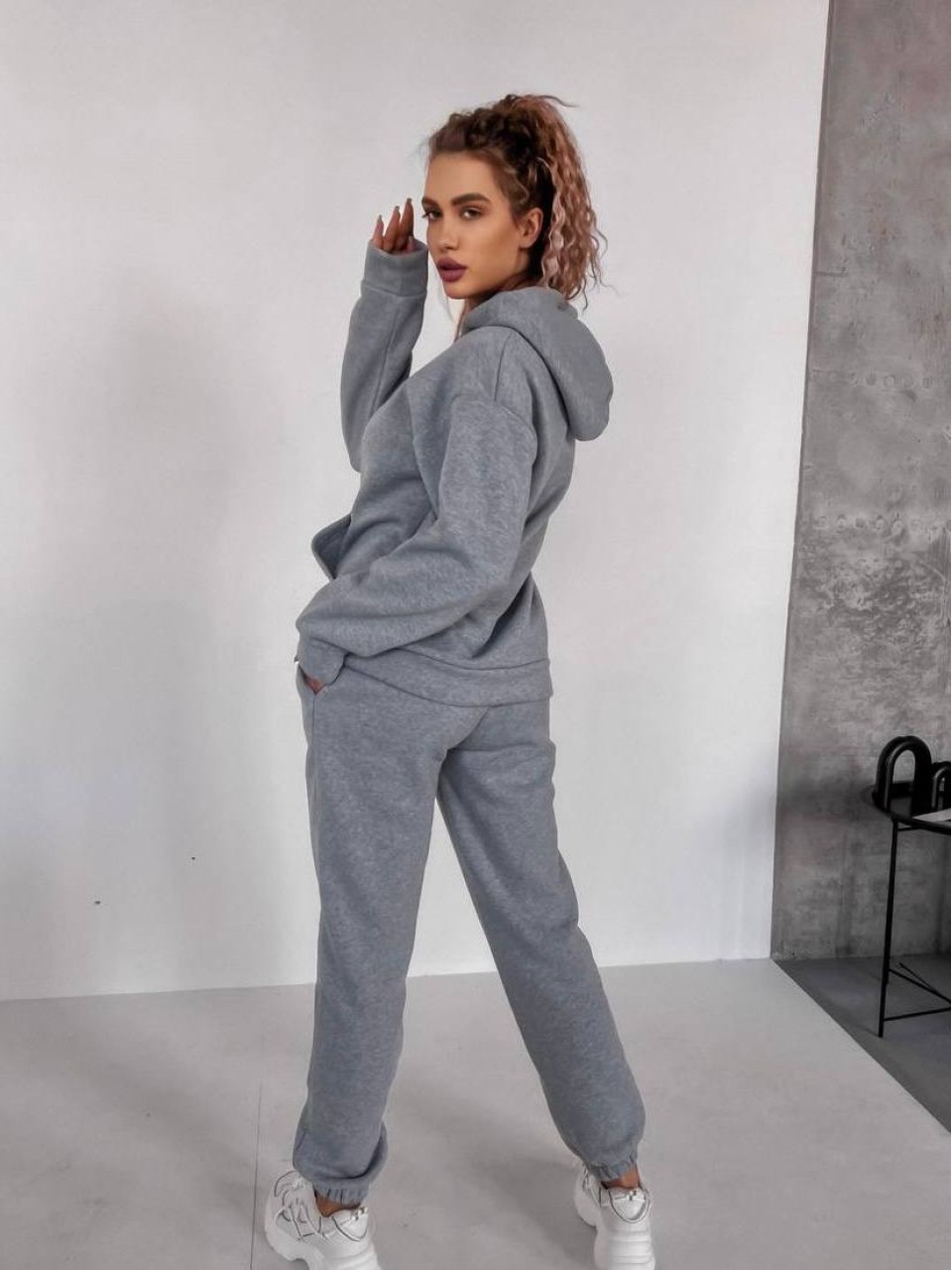 Женский спортивный костюм флисе с капюшоном серого цвета 35763