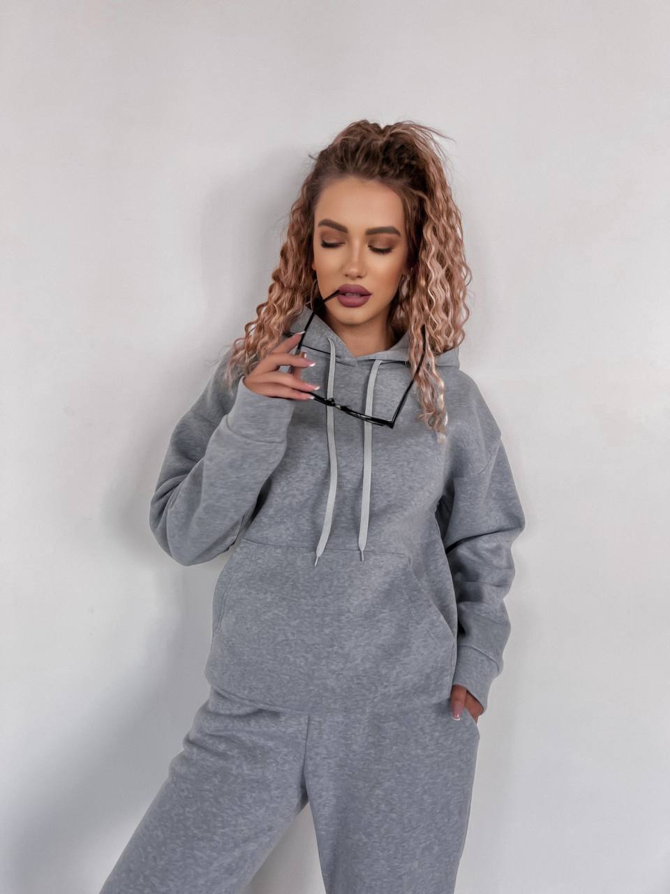 Женский спортивный костюм флисе с капюшоном серого цвета 35763