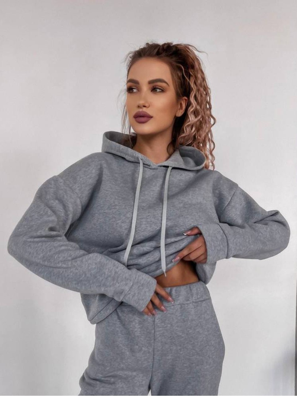 Женский спортивный костюм флисе с капюшоном серого цвета 35763