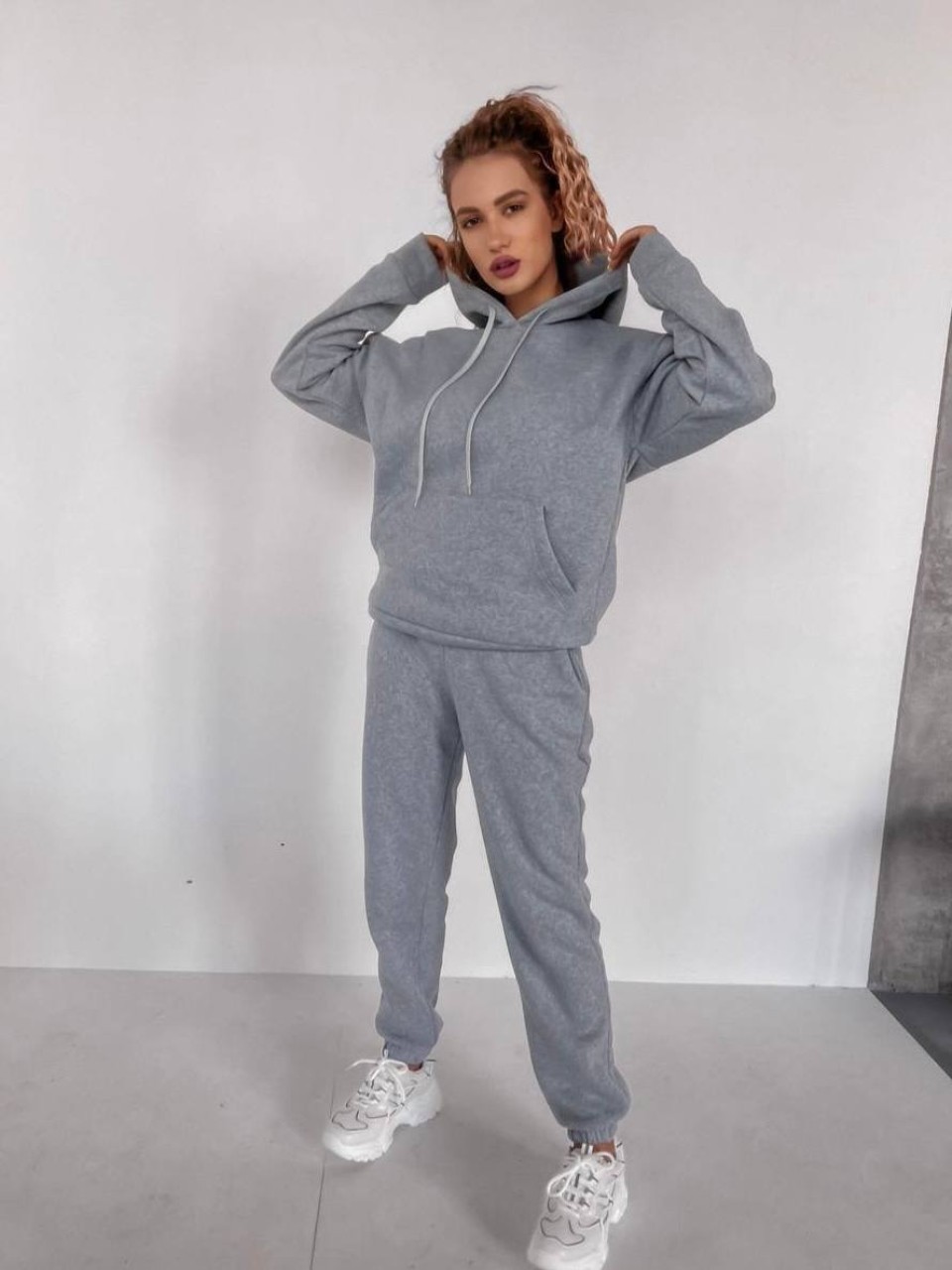 Женский спортивный костюм флисе с капюшоном серого цвета 35763