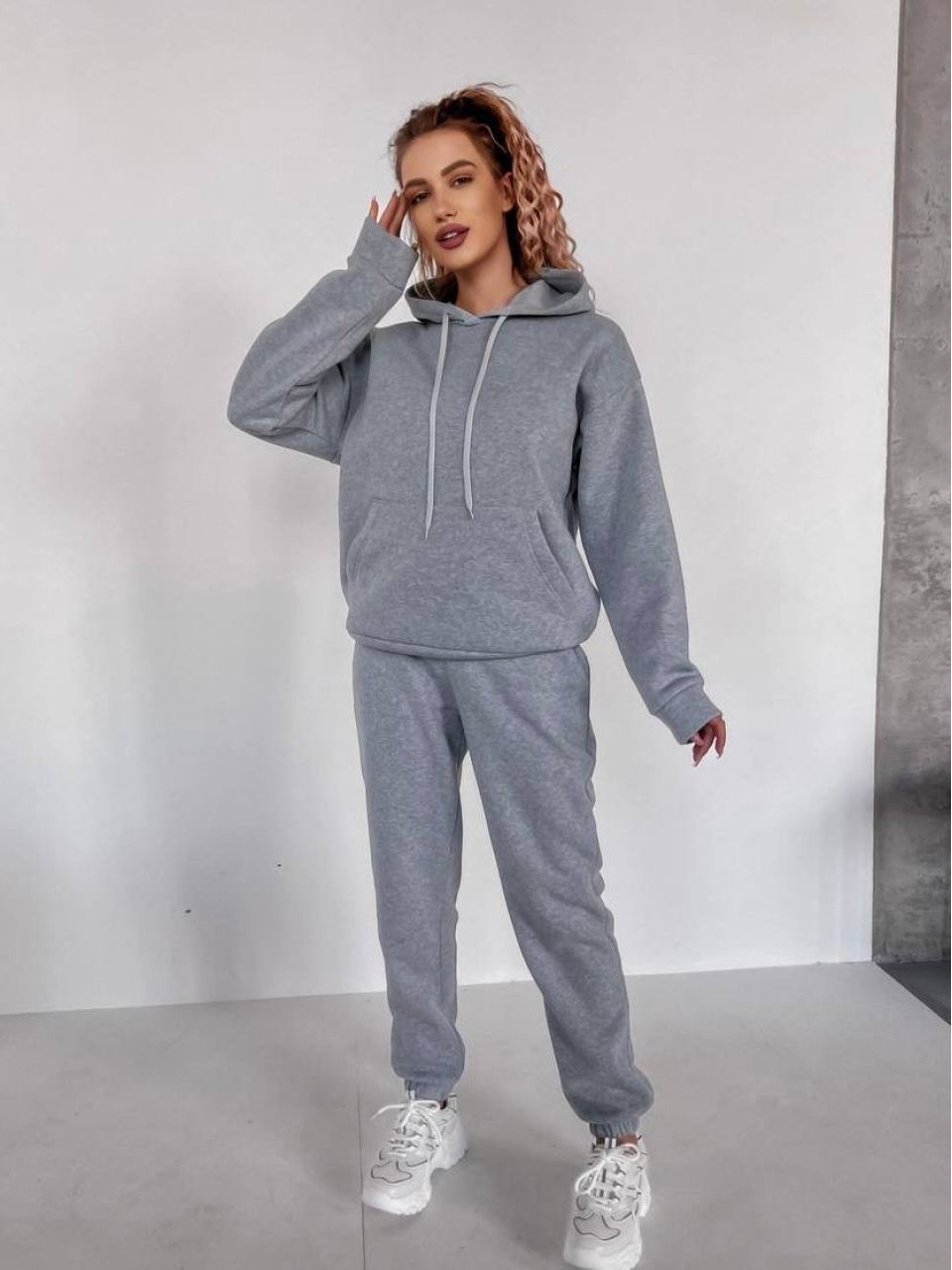 Женский спортивный костюм флисе с капюшоном серого цвета 35763
