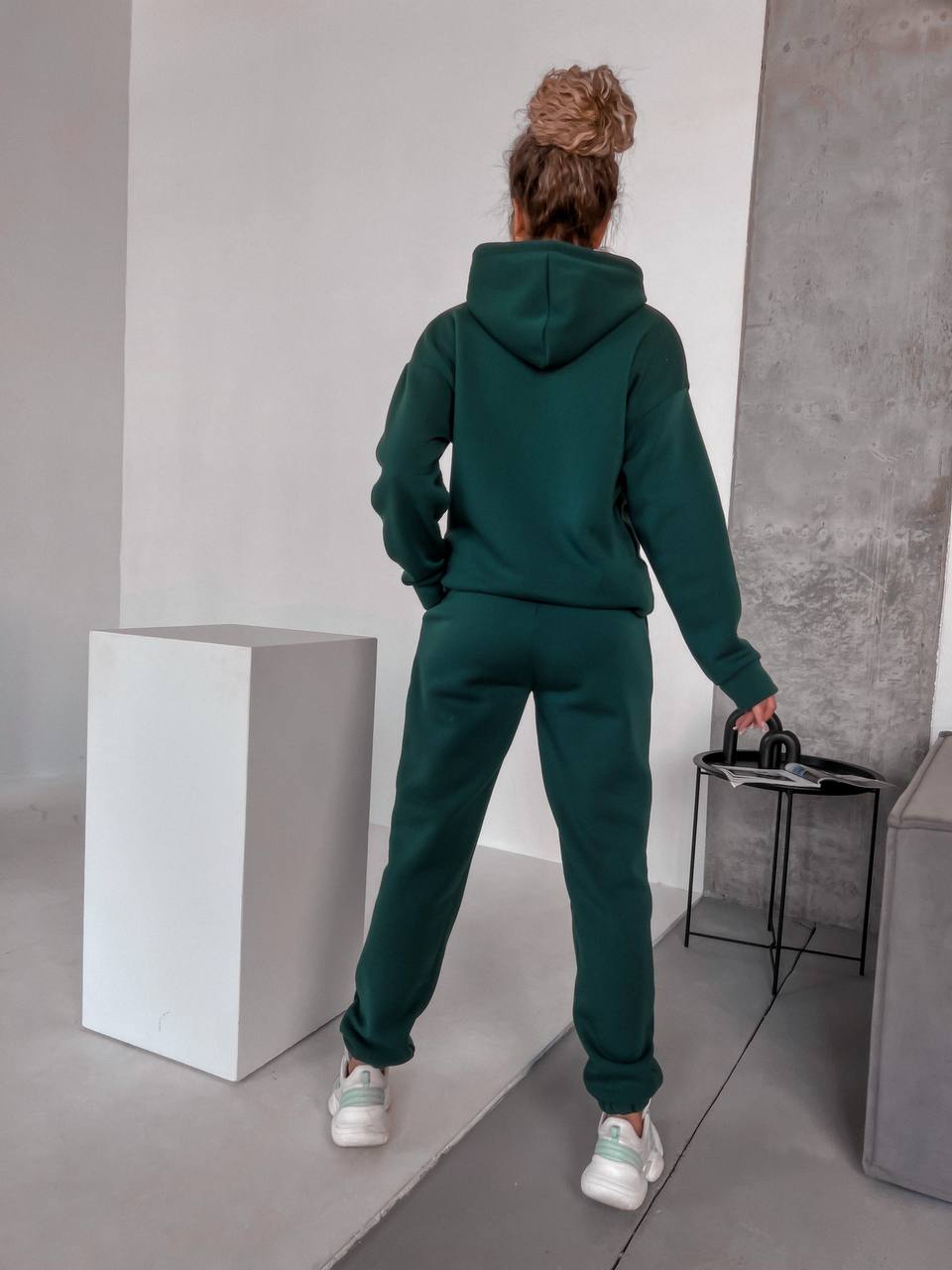 Жіночий спортивний костюм на флісi з капюшоном зеленого кольору 35764