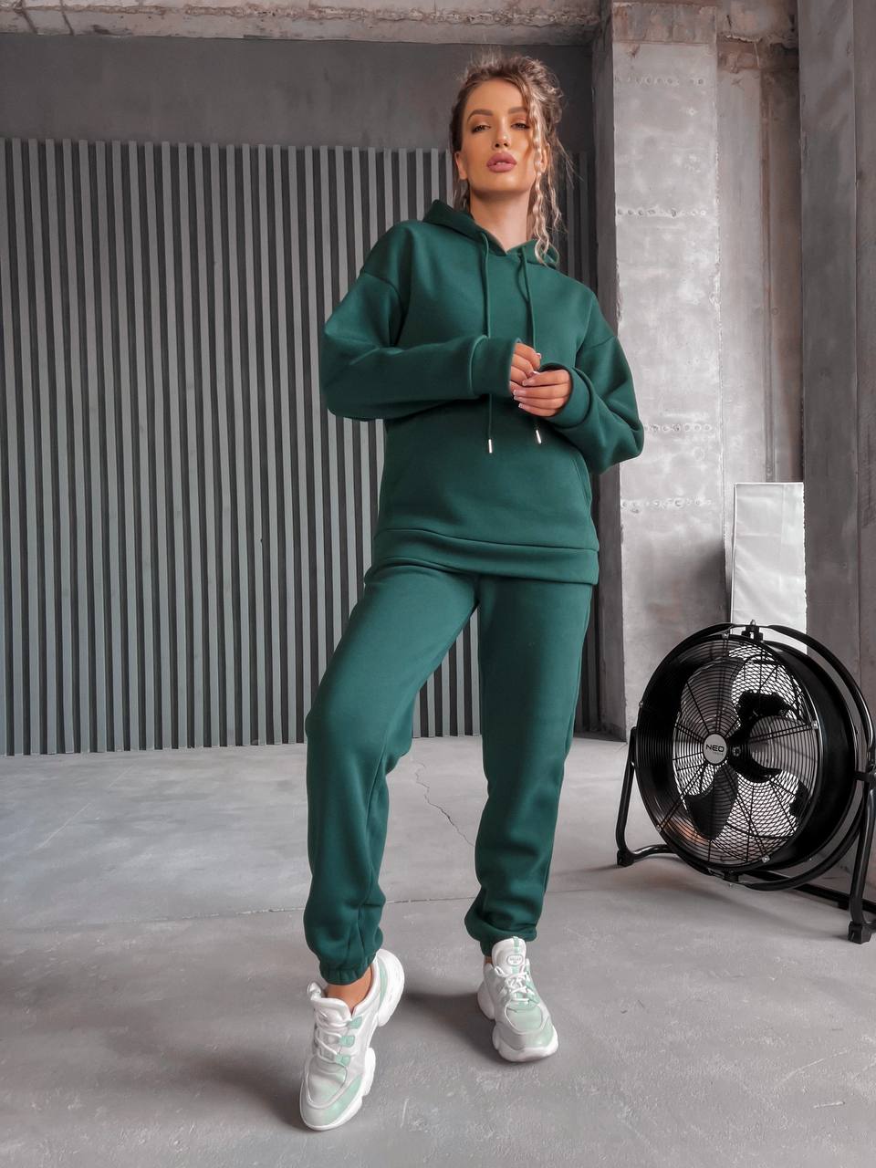 Жіночий спортивний костюм на флісi з капюшоном зеленого кольору 35764