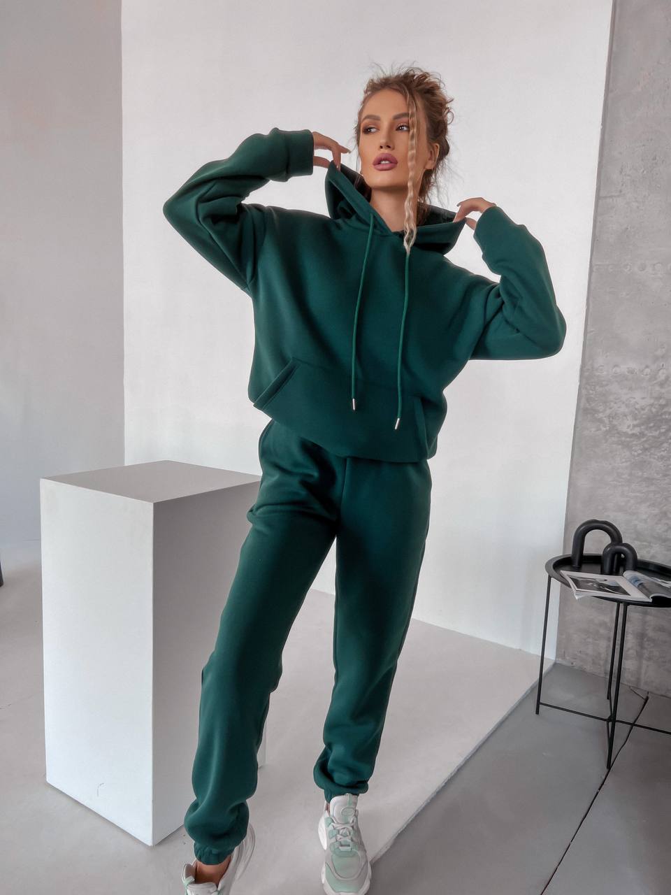 Жіночий спортивний костюм на флісi з капюшоном зеленого кольору 35764