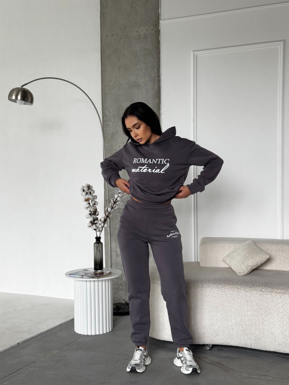 Женский спортивный костюм на флисе с надписью графитового цвета 35456