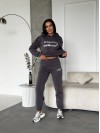 Женский спортивный костюм на флисе с надписью графитового цвета 35456