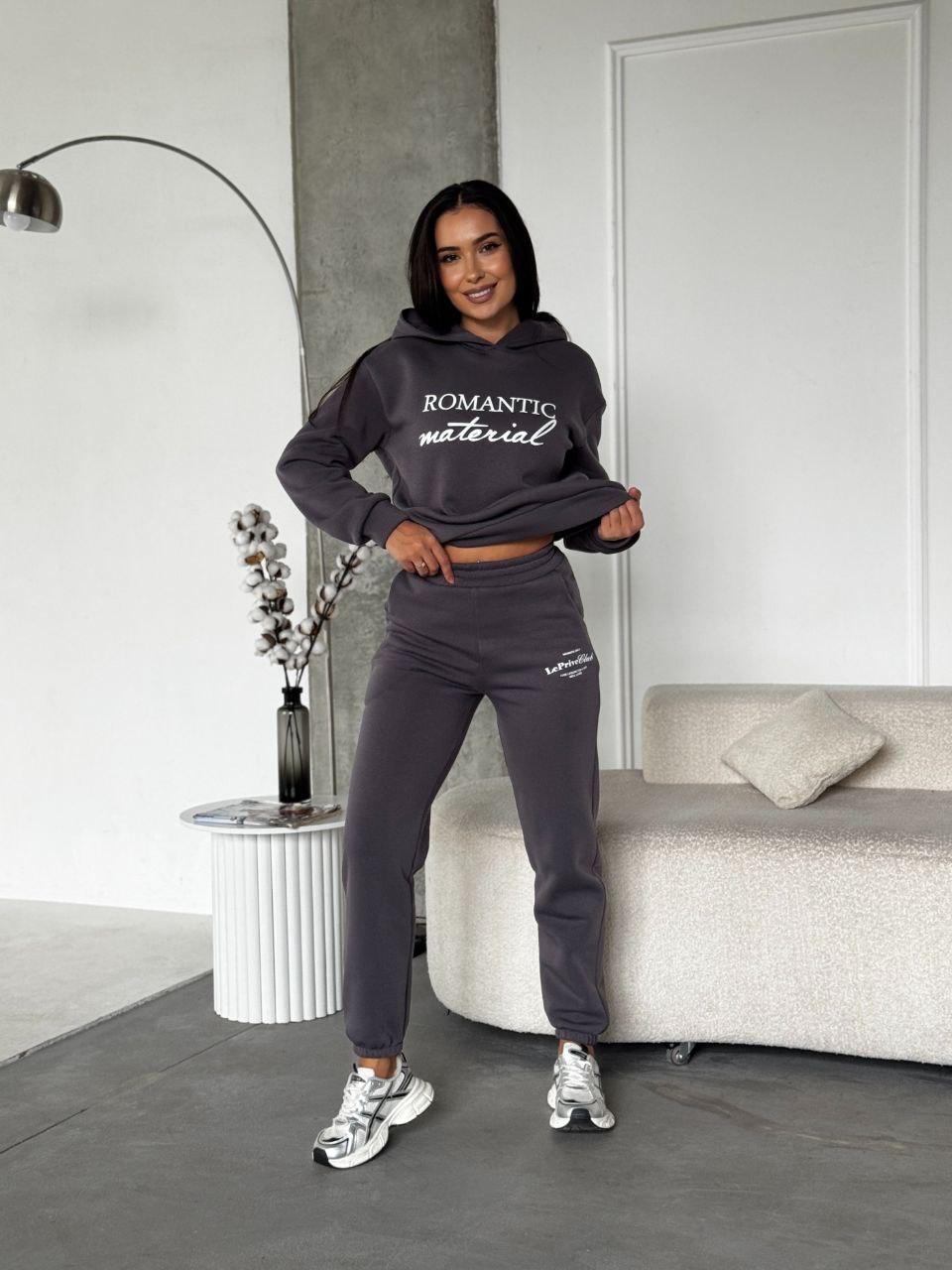 Женский спортивный костюм на флисе с надписью графитового цвета 35456