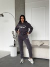 Женский спортивный костюм на флисе с надписью графитового цвета 35456