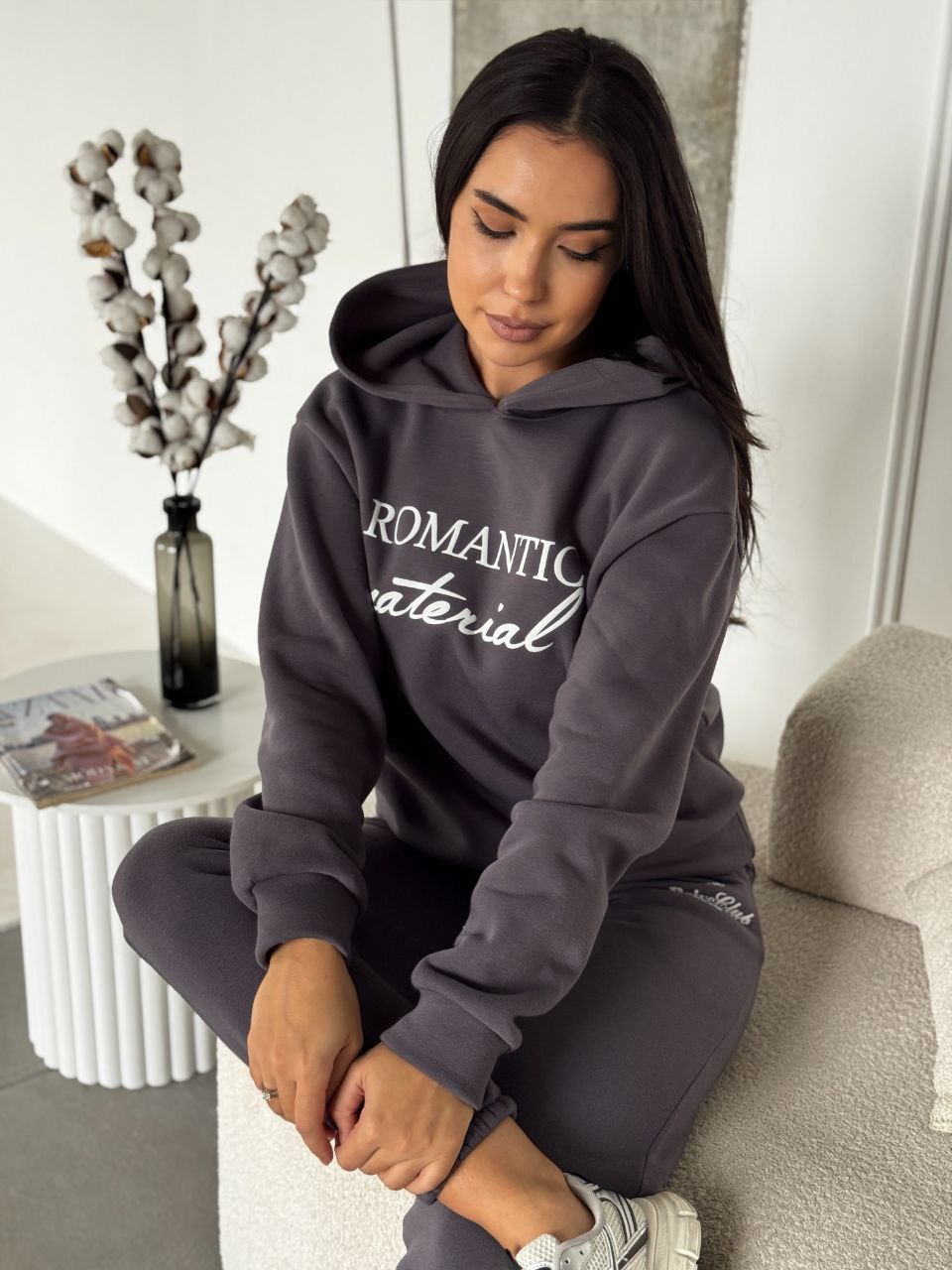 Женский спортивный костюм на флисе с надписью графитового цвета 35456